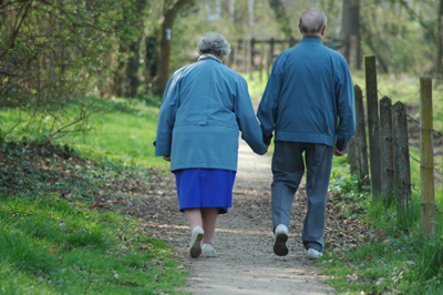 Couple âgés en promenade